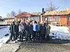 Gjengen fra Bindal, Leka og Sømna utenfor Vega Havhotell. Daglig leder av hotellet, Jon Aga, er også med på dette bildet.