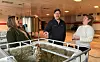 God stemning da Biota ble ønsket velkommen inn i Namdalskysten Næringsforening. Fra venstre: Silje Dille Løvmo fra Val FoU, Lars Fredrik Mørch fra næringsforeningen og Marit Dille styreleder i Biota.