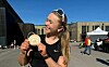 Tina-Evelyn holder stolt sin medalje, laget av norskprodusert treverk. En velfortjent premie etter en utrolig prestasjon i Backyard Lampeland ultramaraton.