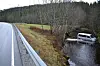 Svingen til venstre i bildet var veldig glatt i morgentimene. Noe som endte med en tur ned på et jorde før det ble stopp i en elv.
