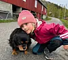 Gårdshunden Bela fikk kos av Marie Sverdrup.