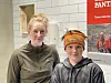 Frida Nilsen og sønnen Emil Nilsen var blant de første som testet den nye pantemaskinen på Coop Extra Rørvik.
