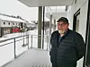 Terje Wennevik var storfornøyd da han flyttet inn i leilighet midt i sentrum med kort vei til restaurant, supporterklubb, frivilligsentral og ellers alt Kolvereid har å by på.