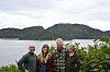 Godt humør preger møtet mellom de tidligere og de nye eierne av Nubdalseng gård, med fjord, fjell og bærbusker som bakteppe.