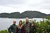 Godt humør preger møtet mellom de tidligere og de nye eierne av Nubdalseng gård, med fjord, fjell og bærbusker som bakteppe.
