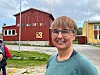 Rektor Mona Solsem foran gymsalen som er i det røde bygget.
