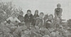 I 2001 gjorde fjerdeklassingene ved Fikkan skole et oppsiktsvekkende funn. Det som først så ut som en vanlig steinhaug, viste seg å være gamle gravrøyser fra jernalderen eller vikingtiden. Fra venstre: Asbjørn Hansen, Adrian Marø, Magnar Olaisen, Maja Lundring, Andreas Marø, Wenche Svendsen og Hallvard Johannessen.
