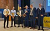 Silokompaniet bestående av, fra venstre: Sondre Skaftnesmo, Torgrim Dekkerhus, Emil Volden og Svein Skagemo, ordfører Amund Hellsø og Styreleder i Nærøysund bondelag Sivert Horseng Johansen.