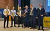 Silokompaniet bestående av, fra venstre: Sondre Skaftnesmo, Torgrim Dekkerhus, Emil Volden og Svein Skagemo, ordfører Amund Hellsø og Styreleder i Nærøysund bondelag Sivert Horseng Johansen.