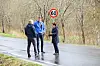 Ordfører Britt Helstad informerer seksjonsleder Lars Petter Kaski (t.v.) og fylkesdirektør for transport og infrastruktur, Odd Inge Bardal, under befaringsrunden.