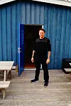 Eddie er den som driver i ukedagene mens Nina er borte på jobb. Terrassen har blitt en sosial arena på godværsdager.