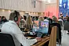 Dan Ramstad sørget for at de som ikke fikk komme inn i kirka kunne se konserten hjemmefra.