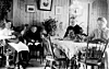 I 1910 ble denne familien i stua på Hagan i Nærøy, fotografert. Vi har ikke navn på personene. Kanskje det er noen av leserne som kjenner dem?