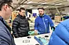 De ansatte i NorseAqua sto selv for omvisningen inne i fabrikklokalene i Bindal. Her har produktutvikler Lars Alstad i aksjon.
