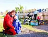 Anne-Grethe Vareide har vært i RIL-barnehagen i hele 27 av de 30 årene som nå feires.Her er hun sammen med Sander Lothe.