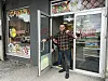 Naaem Albdullah (t.h.) er eier, mens storebror Nidal står for bestilling av varer til Rørvikbutikken.