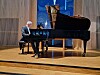 Ralf Schnell trollbandt publikum i Rørvik kirke lørdag ettermiddag.