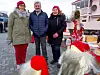 Nisser og andre gaver til salgs hos Vikna husflidslag i Pollen, med (f.V.) Berrit Holm Krystad, arrangør Jahn Tharaldsen og Anne Holm.