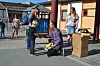 Her får Theodor Beisvåg Benjaminsen utdelt skolesekk av undervisningsinspektør Hallvar Rørdal.