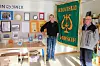 I disse dager har mannskoret, her ved Tor Finnanger og Kjell Bjørnvik, rigget seg til med utstilling på biblioteket.