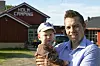 Fredrik Angell Hald, med Haakon på armen, er godt fornøyd med at turistene igjen fyller opp plassene på Holm Camping.