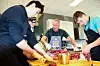 Ahmed Khiralaa, Jonas Heimstad, lærer Asle Haldorsen og Benjamin Kveinå er dypt konsentrert over elgkjøttbordet.
