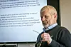 Kommunedirektør Karl-Anton Swensen legger fram forslaget til budsjett og økonomiplan.