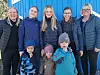 Styrer Ingvill Westvik, elever fra Ynvs Emma Larsen, Hedda Hamnes Emilsen, Emma Sofie Norheim og lærer Anita Kvalø Sørhaug og noen av barna i Heimtun barnehage.