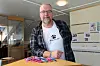 Knut Sandersen gir støtte til kreftforskning med 'Poter mot kreft'.