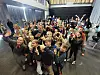 Ivrige elever omringer ordfører Hellesø. DJ Kjuke i front.