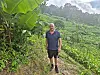 Langt hjemmefra – midt i det grønne. Joar Eide på tur gjennom Tanzanias frodige fjellandskap – omgitt av bananplanter, åkrer og nye inntrykk som satte dype spor.