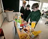 Elevene fikk forsynes seg av et stort matbord.