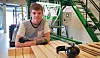 TO JOBBER: Vegard har vokst inn i to jobber som han stortrives i; som operatør ved den nye pallefabrikken i Rørvik – og som montør og altmuligmann hos Nærøysund Maskinsenter.