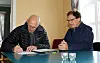 Roy Harald Ottesen (t.h.) var tydelig fornøyd med avtalen som Åge Hestvik signerer.