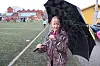 Paraplyen var god å ha. Andera (8) koste seg på sidelinja.