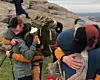 Vel fremme på Lindesnes ventet det en god klem fra mamma for både Fredrik Eiternes og Rasmus Dolmen. Skjermdump fra Roald Dolmen