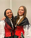 Gode venner med samme bunad: Victoria Finnvik og Ida LIndmann.