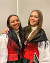 Gode venner med samme bunad: Victoria Finnvik og Ida LIndmann.