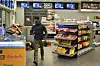 Her har 'raneren' fått det han var ute etter. Det tok bare 20 sekunder fra han kom inn til han var ute igjen. Noe som ligger på gjennomsnittet for slike ran.