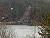 Det har gått to og en halv måned siden raset ved Årsetfjorden, og nå trenger vegvesenet enda lenger tid for å kartlegge grunnforhold. Slik situasjonen er i dag kan det ikke sendes mannskaper inn i området.