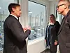 Konsernsjef for SinkabergHansen AS, Svein-Gustav Sinkaberg, gir fiskeriminister Odd Emil Ingebrigtsen en omvisning på fabrikken.