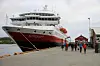 Turistsesongen er i full gang for hurtigrutene, og de som var innom Rørvik på mandag fikk musikalsk følge under besøket.