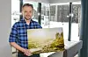 Motivet fra Nærøysund ble valgt til som pris til Årets Navn 2019. Her er bildet forstørret til 40 cm * 60 cm og trykt på plexiglass, noe som fremhever detaljene i bildet.