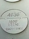 Arne Stenes navn er preget inn i minnelunden i Oregon i USA. Oregon State Hospital