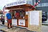 Her selger Viggo Benjaminsen og John R. Edvardsen lodd til Børge Eide fra pyntet bod fredag.