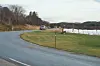 Flyet er på tur inn for landing, og de ventende bilene trekker mot flyplassen.