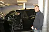 Fredrik Skillingsaas hjelper Kjell Vegar Furuset med tune inn bilen slik at det går bedre og rimeligere.