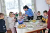 Lærer Pia Rørstrand deler ut kaker til spente førsteklassinger.