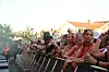 Publikum koste seg på konsert i godværet.