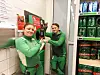 Cecilie Johnsen og Erlend Nicolai Thomassen fikk en lokal kunde som vant en million på pantelotteriet på Kiwi Rørvik.